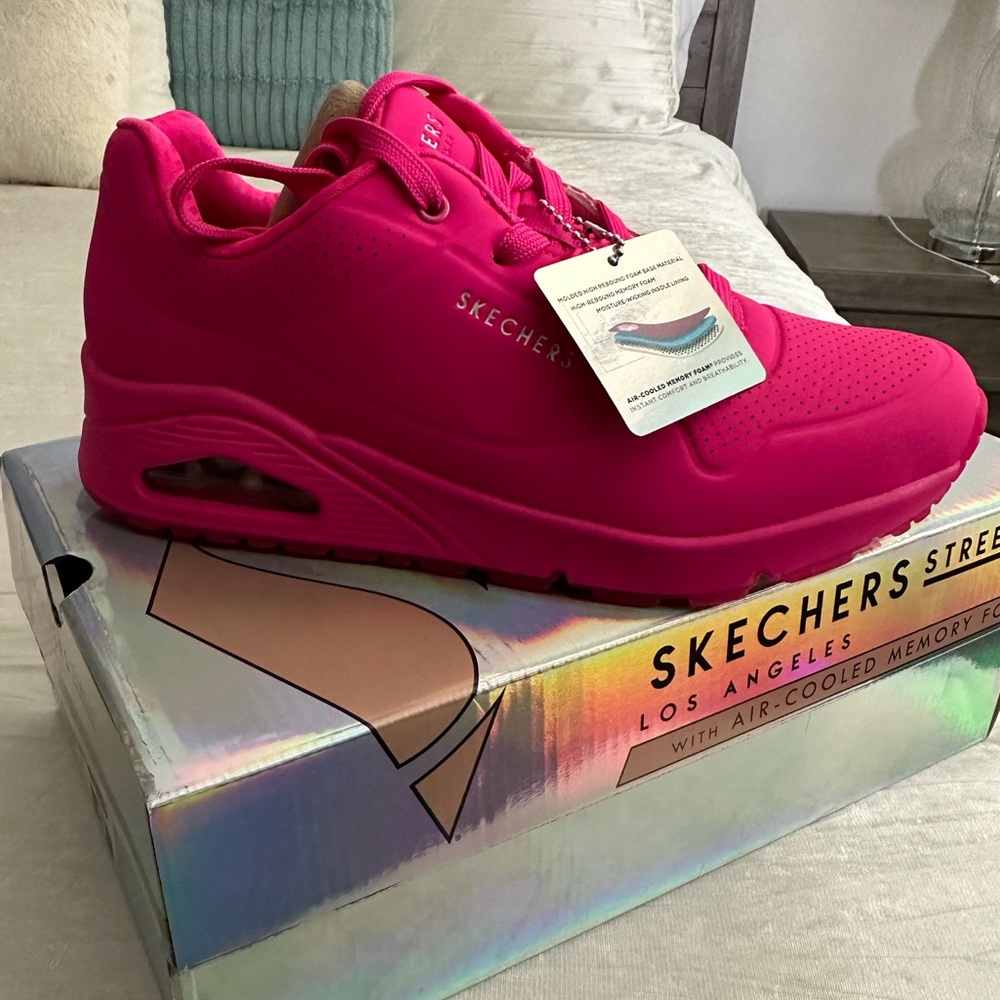 NEW women’s Skechers sneakers size 9